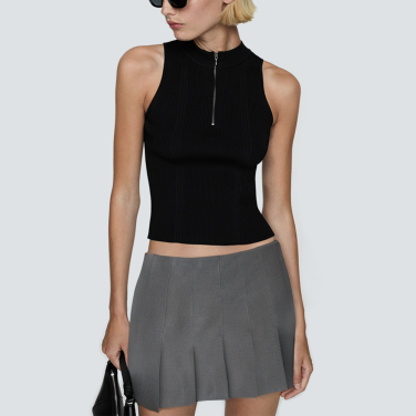 Fashionable grey pleated ladies short skirt