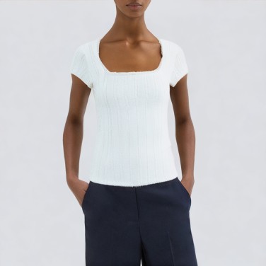 Square-neck white short-sleeved T-shirt