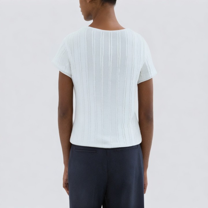 Square-neck white short-sleeved T-shirt